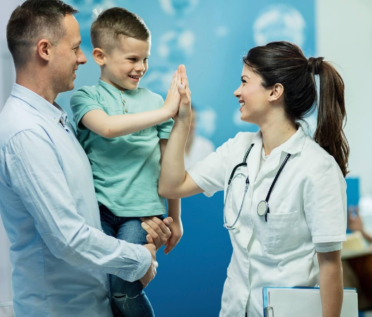 APRN with 邮报主人的 证书 High Fiving Child Patient